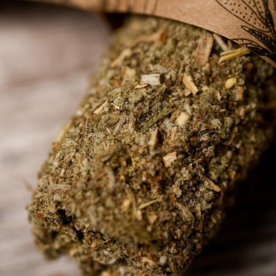 Smudge Salvia Bianca e Aromatiche - Sagrada Madre - dettaglio ambientato