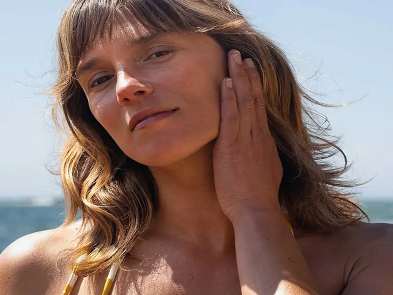 Applicazione di una crema solare con filtri minerali