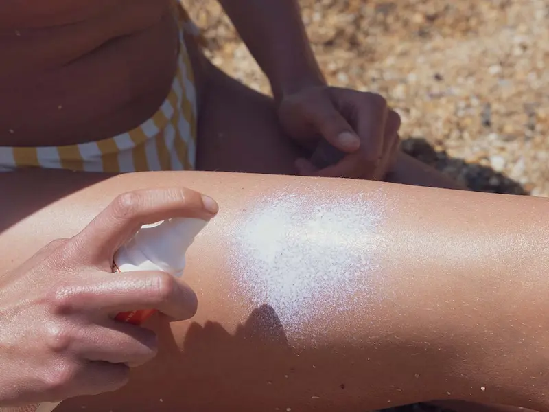 Applicazione di una crema solare minerale sulla pelle