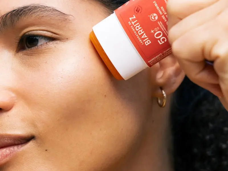 Stick solare invisibile SPF50+ per ritocchi durante la giornata