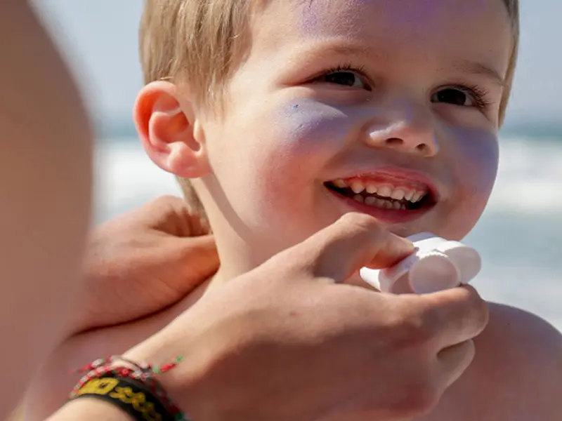 Stick solare white SPF50+ per applicazione visibile