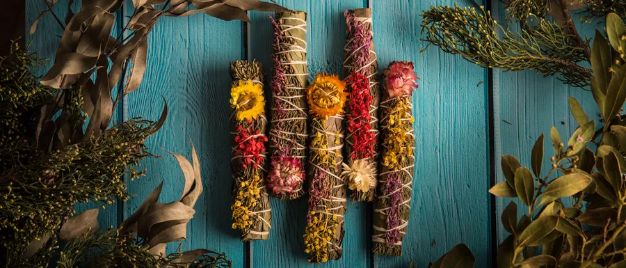 Smudge di erbe e fiori Sagrada Madre per la fumigazione